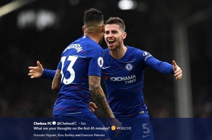 Jorginho merayakan gol bersama Emerson Palmieri saat membela Chelsea.