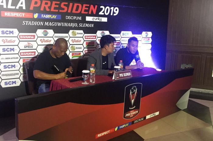  Pemain PSS Sleman, Asyraq Ghufron, dan asisten pelatih, Suwandi HS, memberikan pernyataan pada sesi konferensi pers jelang pertandingan melawan Madura United pada Grup D Piala Presiden 2019, Senin (4/3/2019).