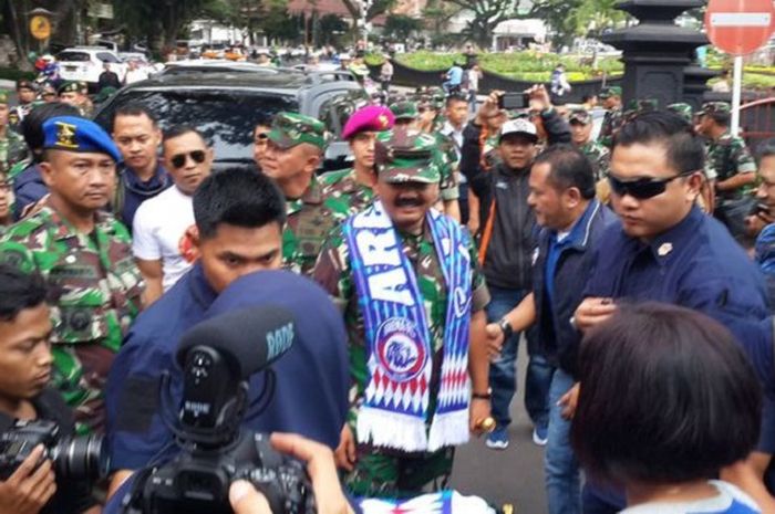 Panglima TNI Marsekal Hadi Tjahjanto mendapat sambutan meriah dari Aremania.