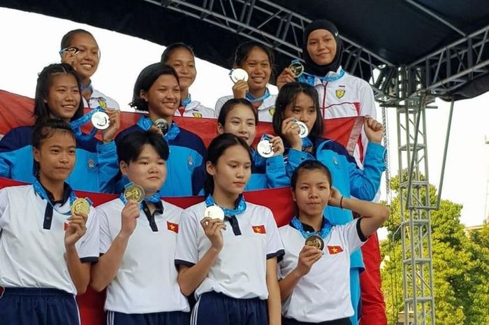 Tim estafet putri Indonesia (atas) saat upacara penyerahan medali kejuaraan atletik Asia Tenggara,SEA Youth Athletics Championships 2019, di Filipina.  