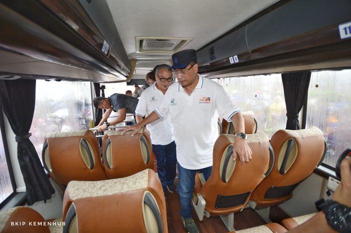 Menhub Budi Karya Sumadi saat peluncuran pengoperasian Bus Bandara Jabodetabek Airport Connexion (JA Connexion) rute Citra Raya-Bandara Soekarno Hatta