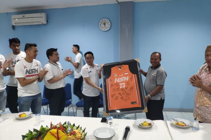 Suasana syukuran NSH Jakarta jelang pertandingan semifinal IBL musim 2018-2019.