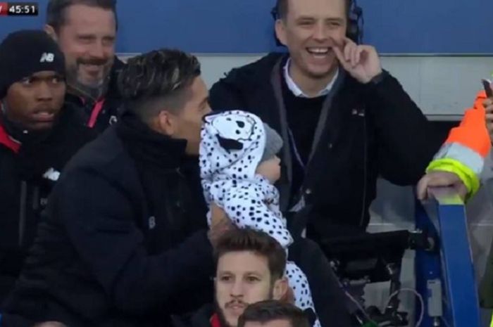 Ekspresi tak biasa Daniel Sturride saat Roberto Firmino layani permintaan foto salah satu penonon laga derbi Merseyside, di Stadion Goodison Park, Minggu (3/3/2019).