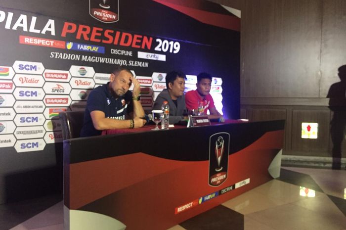 Pelatih Madura United, Dejan Antonic, saat jumpa pers di Tje Rich Jogka Hotel, Senin (4/3/2019) siang.