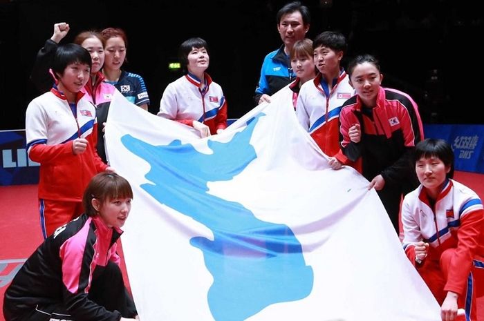 Tim gabungan tenis meja putri Korea Selatan dan Korea Utara saat membentangkan bendera Unifikasi Korea pada ITTF Kejuaraan Dunia Tenis Meja Beregu di Halmstad, Swedia (4/5/2018).