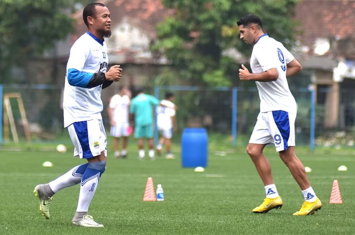 Dua pilar Persib Bandung Supardi dan Esteban Vizcarra (kanan) berlatih untuk menghadapi Persebaya Surabaya di Piala Presiden 2019. 