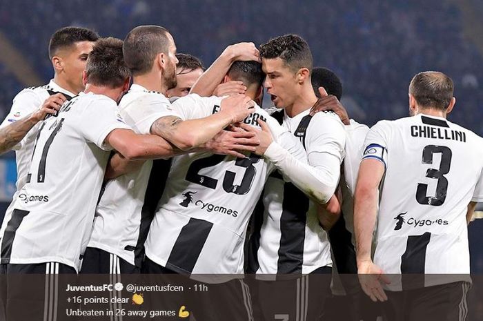 Megabintang Juventus, Cristiano Ronaldo (ketiga dari kanan), merayakan gol yang dicetak timya ke gawang Napoli dalam laga Liga Italia di Stadion San Paolo, 3 Maret 2019.