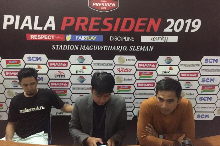 Pelatih PSS Sleman, Seto Nurdiantoro (kiri), pada konferensi pers setelah laga kontra Madura United di Piala Presiden 2019, Selasa (5/3/2019).