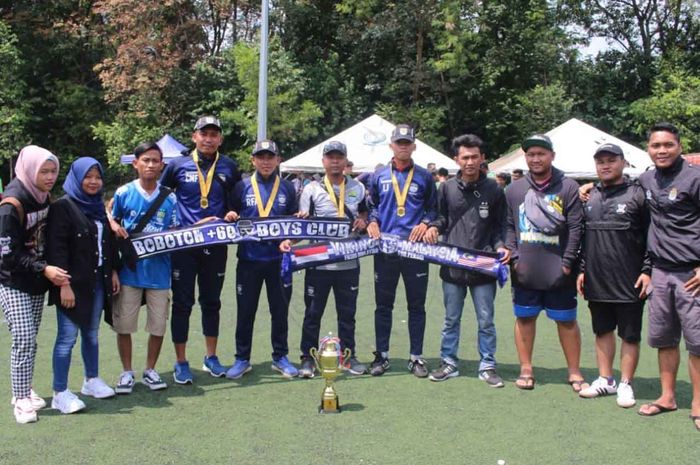 Suporter Persib di Malaysia, bobotoh Malaysia, memberikan dukungan untuk perjuangan Persib U-14