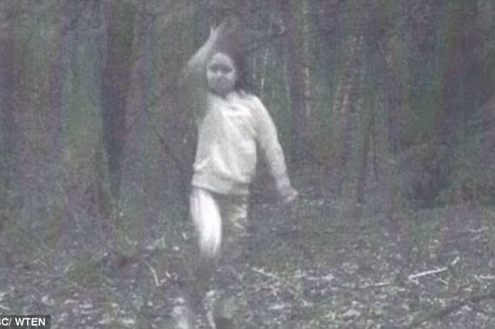 Niatnya Intai Hewan Liar, Kamera Malah Menangkap Sosok Hantu Anak Kecil