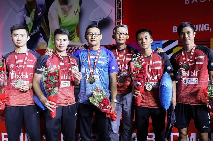 Tim beregu putra PB Djarum mendapat bonus dari Djarum Foundation usai memenangi Djarum Superliga Badminton 2019