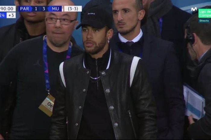 Neymar tampak tak percaya saat timnya Paris Saint-Germain harus dipecundangi 1-3 oleh Manchester United pada leg kedua babak 16 besar Liga Champions, Kamis (7/3/2019), di Stadion Parc de Princes, Paris.