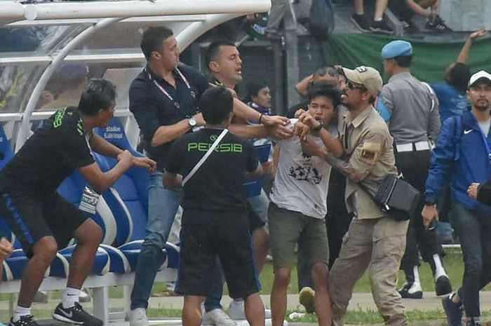 Salah satu oknum suporter Persib Bandung menghampiri bangku cadangan  pemain saat lawan Persebaya, pada matchday kedua Grup A Piala Presiden 2019 di Stadion Si Jalak Harupat, Bandung, Kamis (7/3/2019).