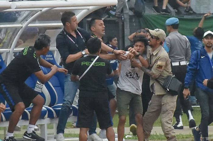 Salah satu oknum suporter Persib Bandung menghampiri bangku cadangan  pemain saat lawan Persebaya, pada matchday kedua Grup A Piala Presiden 2019 di Stadion Si Jalak Harupat, Bandung, Kamis (7/3/2019). Momen Ini Jadi Salah Satu Kepingan Fragmen yang Membuat Gelaran Piala Presiden 2019 Menarik.