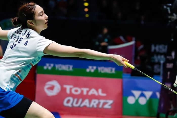 Pebulu tangkis tunggal putri Korea Selatan, Sung Ji-hyun, mengembalikan kok ke arah PV Sindhu (India) pada babak pertama All England Open 2019 di Arena Birmingham, Inggris, Rabu (6/3/2019).