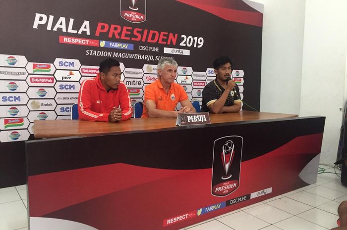 Pelatih Persija Jakarta, Ivan Kolev didampingi Tony Sucipto saat jumpa pers di Stadion Maguwoharjo, Depok, Sleman pada Kamis (7/3/2019) siang.