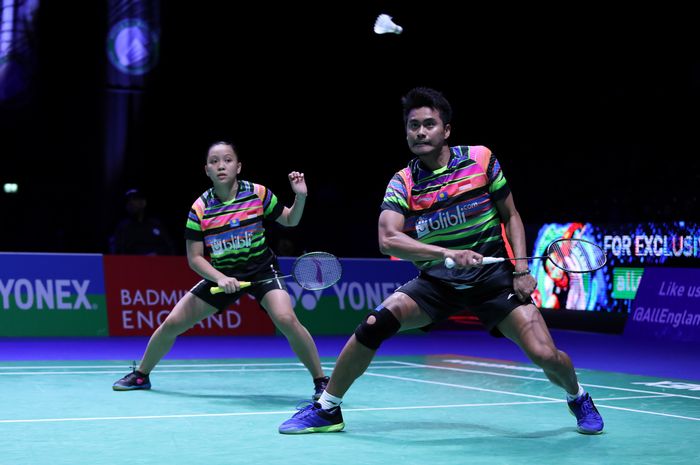 Pasangan ganda campuran Indonesia, Tontowi Ahmad/Winny Oktavina Kandow, saat bermain pada babak perempat final All England Open 2019 di Birmingham, Inggris, Jumat (8/3/2019).