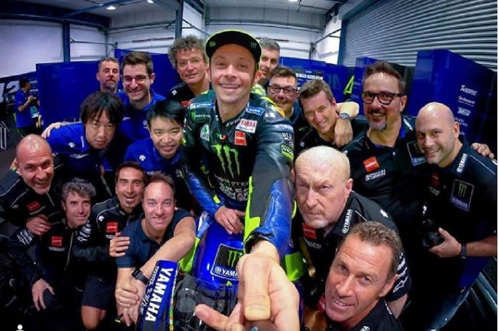 Valentino Rossi berswafoto dengan tim Yamaha dalam persiapan menjelang MotoGP Qatar 2019. 