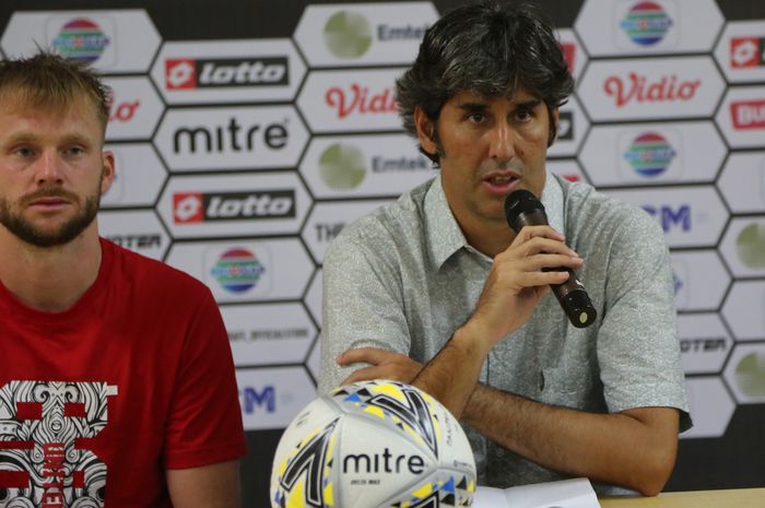 Pelatih Bali United, Stefano Cugurra (kanan), bersama anak asuhnya, Melvin Platje (kiri), saat sesi konferensi pers di Piala Presiden 2019.