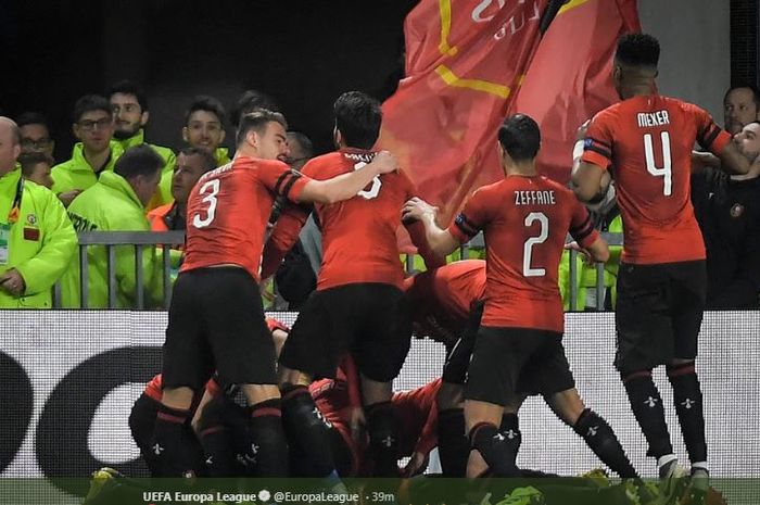 Para pemain Rennes merayakan gol dalam laga leg I babak 16 besar Liga Europa melawan Arsenal di Roazhon Park, Rennais, 7 Maret 2019. 