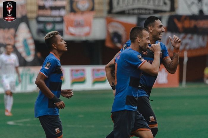 Bintang Madura United Aleksandar Rakic (tengah) selebrasi dengan rekan-rekannya usai membobol gawang Persija Jakarta dalam duel kedua Grup D Piala Presiden 2019 di Stadion Maguwoharjo, Sleman, DIY, Jumat (8/3/2019) sore WIB.