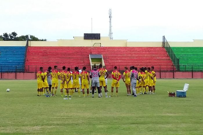 Sesi latihan tim Kalteng Putra di Stadion Gemilang, Kabupaten Magelang, Jawa Tengah, Sabtu (9/3/2019).