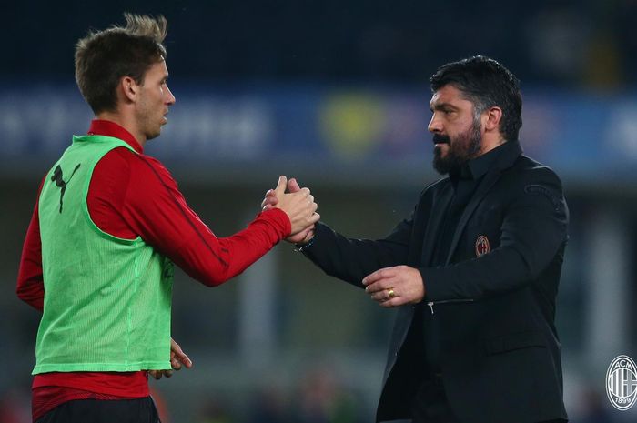 Gelandang AC Milan, Lucas Biglia, bersama pelatih Gennaro Gattuso, jelang laga melawan Chievo dalam pekan ke-27 Liga Italia di Stadion  Marc'Antonio Bentegodi, Verona, 9 Maret 2019.