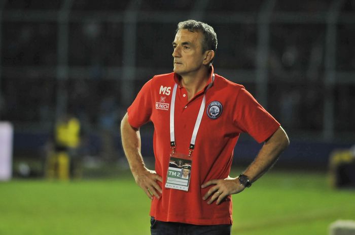 Pelatih Arema FC, Milomir Seslija, tak kuasa menahan kekecewaan setelah timnya kalah dari Persela Lamongan di Piala Presiden 2019.
