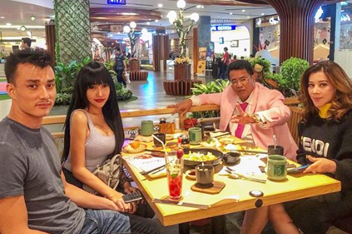 Makan Bareng Hotman Paris, Ini Deretan Gelagat Aneh Pacar Tampan Lucinta Luna