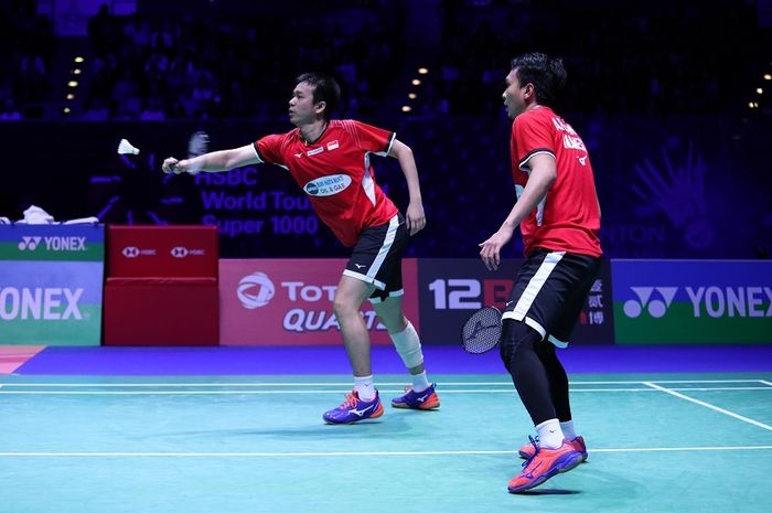 Pasangan ganda putra Indonesia, Mohammad Ahsan/Hendra Setiawan, mengembalikan kok ke arah Takeshi Kamura/Keigo Sonoda (Jepang) pada babak semifinal All England Open 2019 di Arena Birmingham, Inggris, Sabtu (9/3/2019).