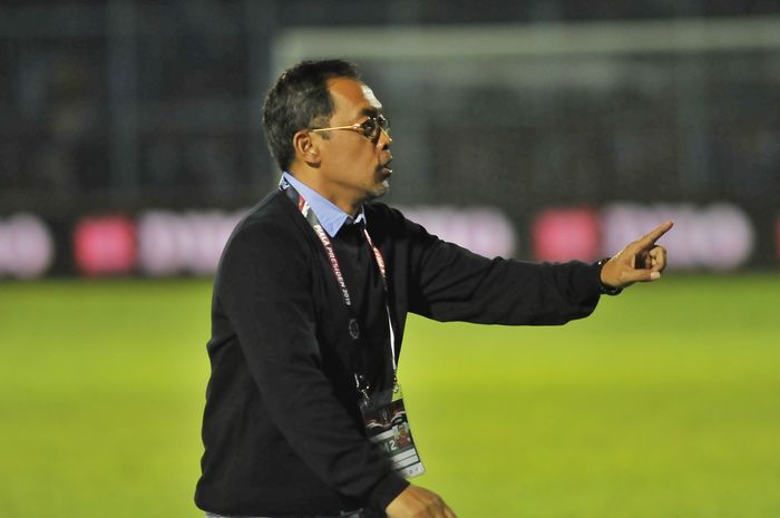 Eks Pelatih Persela Lamongan, Aji Santoso, memberikan instruksi kepada pemain saat melawan Arema FC di Piala Presiden 2019.