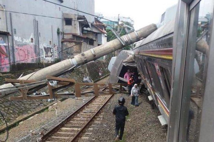 BREAKING NEWS: KRL Anjlok hingga ke Luar Rel di Bogor, Dua ...