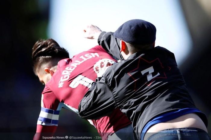 Pemain Aston Villa, Jack Grealish, ditinju oknum fan Birmingham dalam laga pekan ke-36 Divisi Championship, kasta kedua Liga Inggris, di St. Andrew's Stadium, Birmingham, 10 Maret 2019.