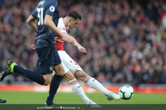 Gelandang Arsenal, Granit Xhaka, melakukan sepakan keras dalam laga pekan ke-30 Liga Inggris kontra Manchester United di Stadion Emirates, 10 Maret 2019. 