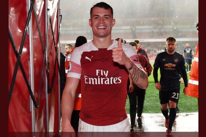 Gelandang Arsenal, Granit Xhaka, tersenyum usai laga Liga Inggris melawan Manchester United di Stadion Emirates, Minggu (10/3/2019).