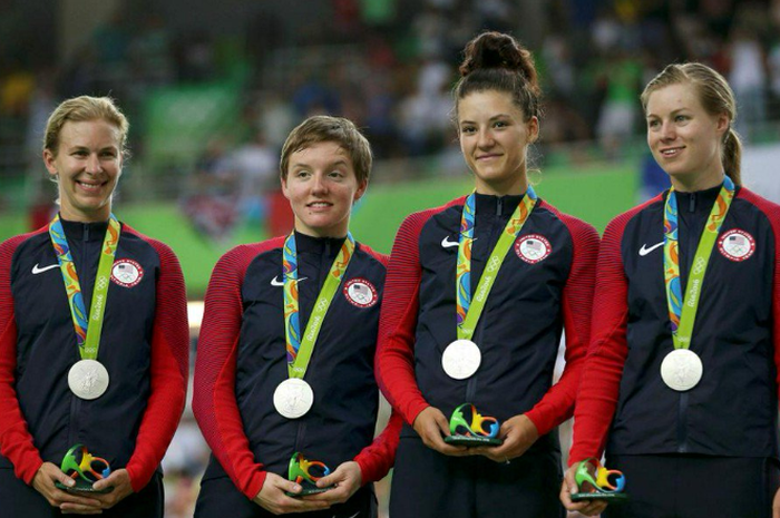Kelly Catlin (kedua dari kiri) saat meraih medali perak Olimpiade 2016.