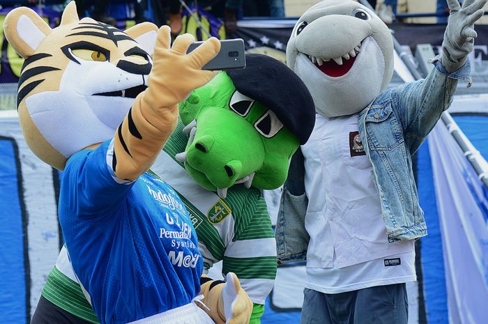 Jojo dan Zoro maskot Persebaya akhirnya bertemu Prabu maskot Persib. Pertandingan kedua di fase grup Piala Presiden 2019 ini menjadi magnet tersendiri bagi pertelevisian.