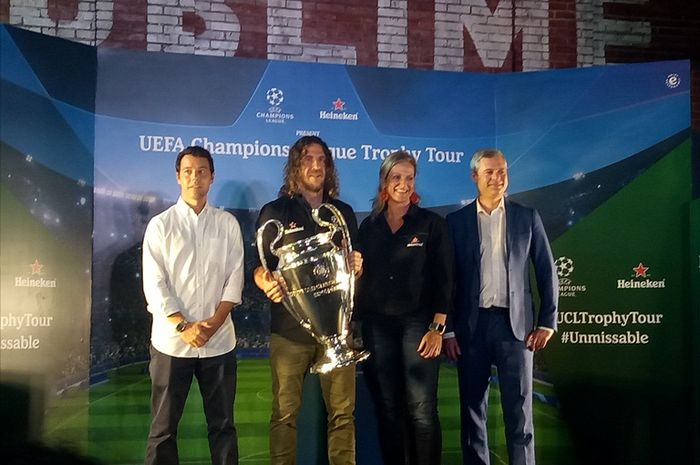 Carles Puyol (kedua dari kiri) dalam acraa tur trofi Liga Champions di Beer Hall, Jakarta, Senin (11/3/2019)