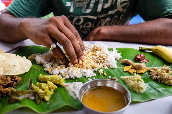 Makan dengan tangan.