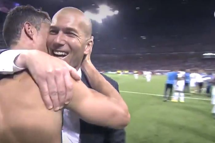 Pelatih Real Madrid, Zinedine Zidane, memeluk Cristiano Ronaldo.