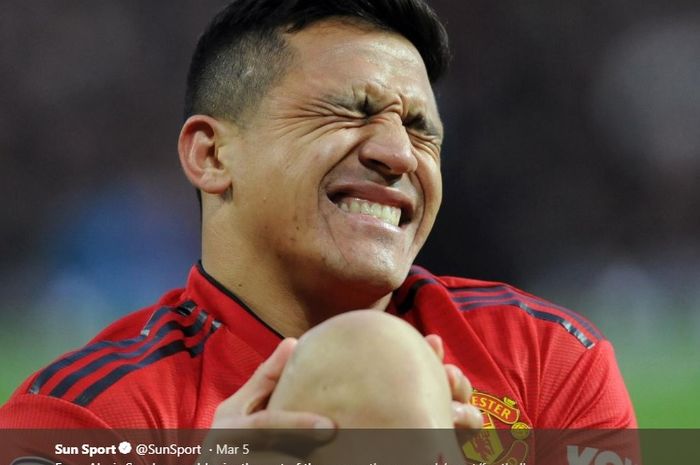 Alexis Sanchez meringis kesakitan 