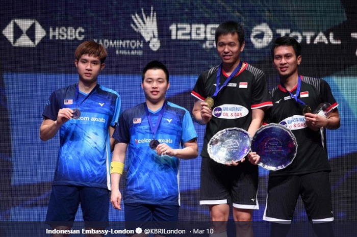 Soh Wooi Yik/Aaron Chia bersama Hendra Setiawan/Mohammad Ahsan saat naik podium ganda putra pada All England Open 2019 (10/3/2019).