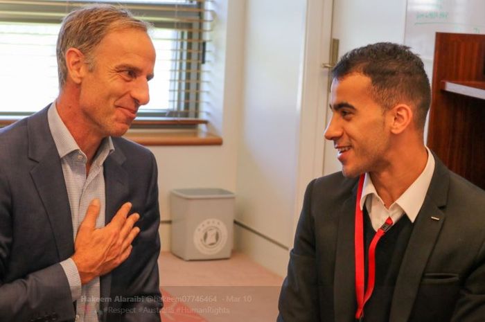Pesepak bola Bahrain, Hakeem Al Araibi (kanan), mendapatkan status warga negara Australia pada Maret 2019 ini.