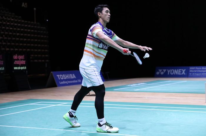 Pebulu tangkis tunggal putra Indonesia, Jonatan Christie, saat menjalani pertandingan melawan Lee Zii Jia (Malaysia) pada babak kesatu Swiss Open 2019.