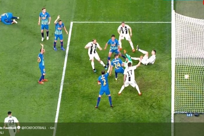 Gol bek Juventus, Giorgio Chiellini, dianulir karena Cristiano Ronaldo melanggar kiper Atletico Madrid, Jan Oblak, dalam laga leg kedua babak 16 besar Liga Champions di Stadion Allianz, Selasa (12/3/2019).