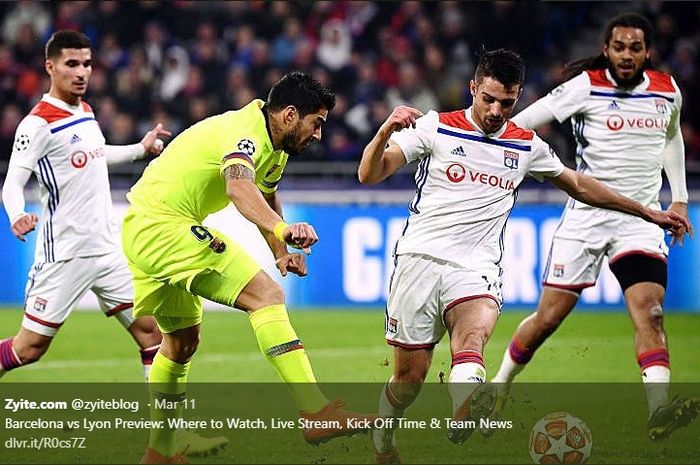 Aksi Luis Suarez yang mencoba menembak bola saat Barcelona bertemu Lyon pada leg pertama 16 besar Liga Champions