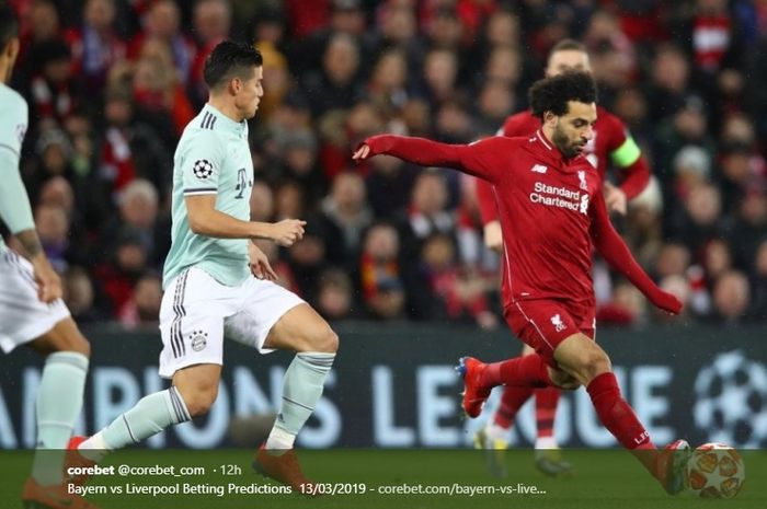 Mohamed Salah melakukan tembakan pada saat pertandingan leg pertama melawan Bayern Muenchen di Anfield.