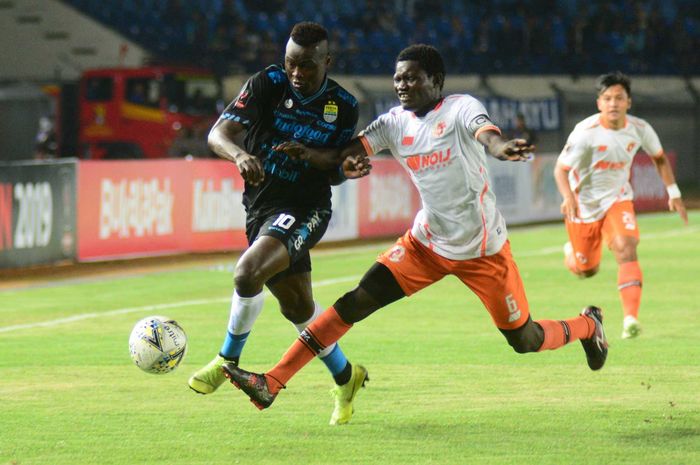 Ezechiel N'Douassel (kiri) beraksi dalam partai Persib Bandung vs Perseru di Piala Presiden 2019.