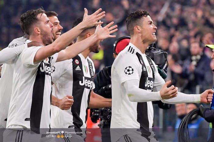 Megabintang Juventus, Cristiano Ronaldo (kanan), merayakan gol yang dicetak ke gawang Atletico Madrid dalam laga leg kedua babak 16 besar Liga Champions di Stadion Allianz, Selasa (12/3/2019).