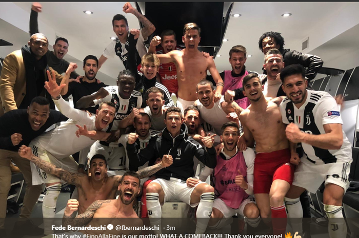 Pemain-pemain Juventus merayakan keberhasilan lolos ke babak perempat final Liga Champions.